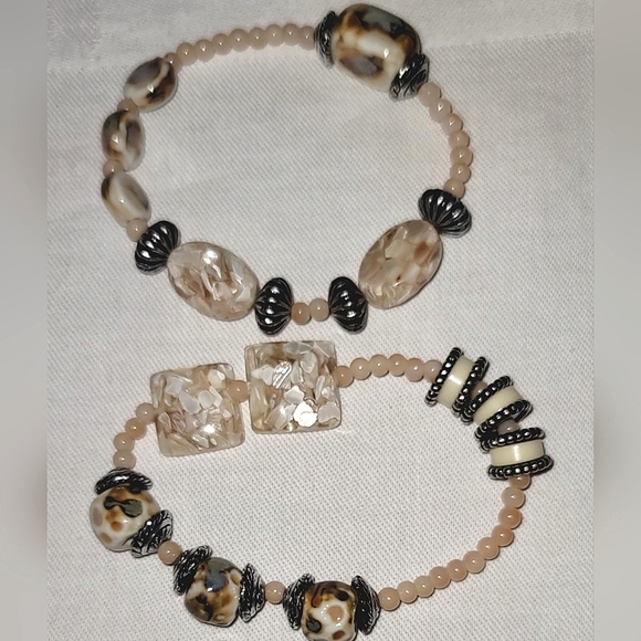 Neutral color two stretch bracelets and earrings. - Picture 6 of 12